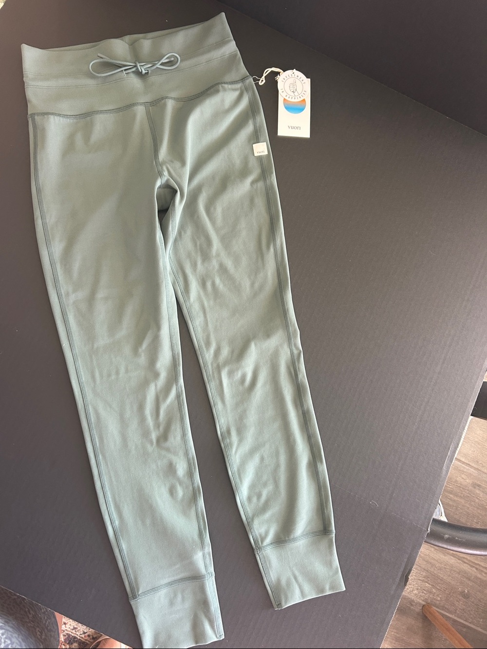 Vuori Daily Leggings in Agate Green Size M NWT